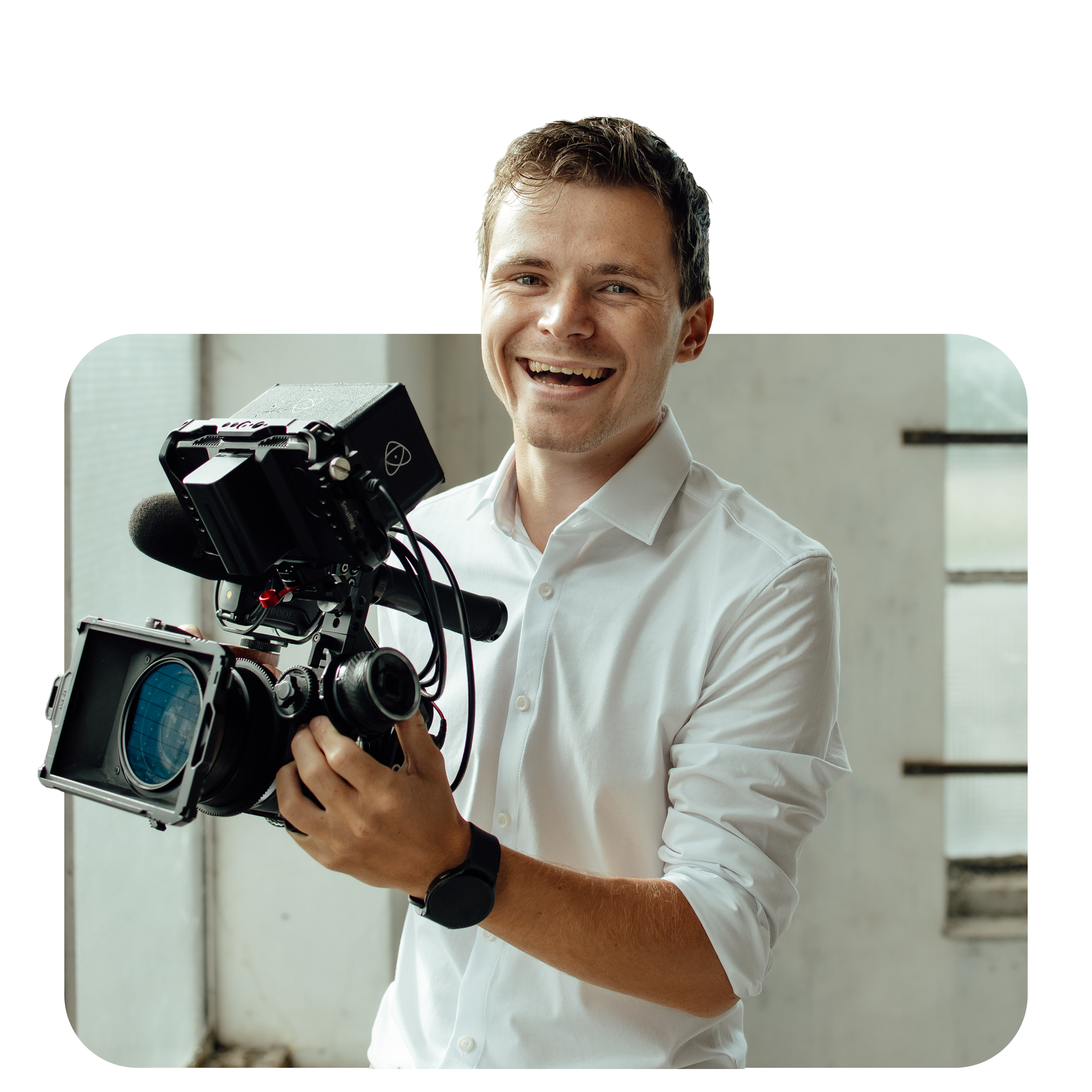 Videograaf met professionele camera tijdens opname, specialist in bedrijfsvideo en social media content